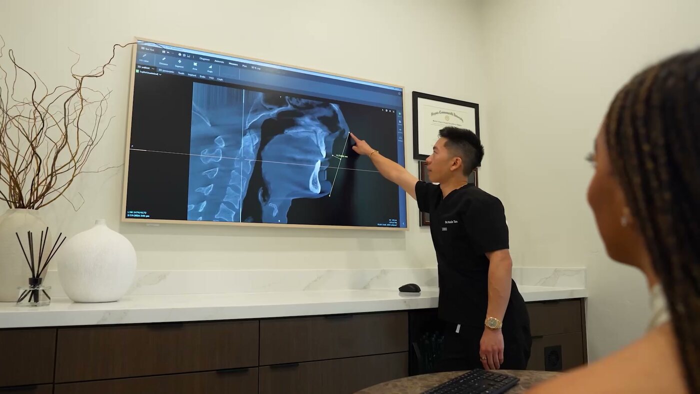 A large view CBCT scan showing the airway, the jaw joints and the surrounding anatomy